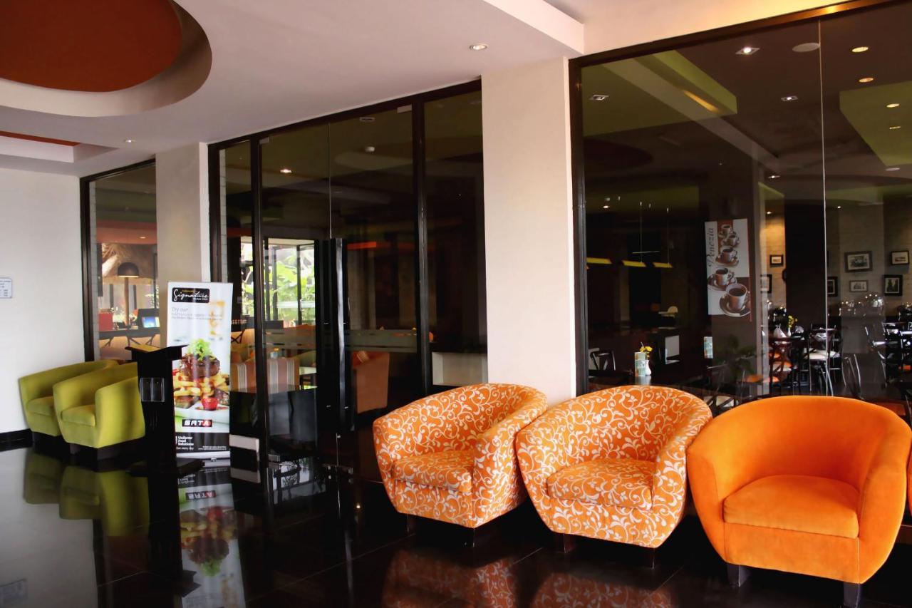 100 Sunset Kuta Hotel & Ballroom Exterior foto